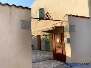 Ceret Beautiful Spacious House & Courtyard BBQ - Image 1
