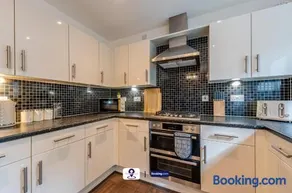 Last-Minute Escapes ! Summer Days l RTM Stay l 4 -Bed House By Finesse Stays Short Lets & Serviced Accommodation Wakefield With Parking, Contractors - Image 4