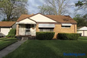 Beautiful, Cozy Stay in Oak Park, Queen Bedroom, Work Setup & Backyard Grill - Image 3