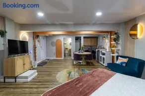 VIBES! Free Parking, Piano, King Bed - Image 4