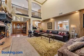 Lakeside Mansion Waterfront 34 beds Boat ramp - Image 2