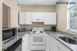 Suite Life Wilmington - Spacious, Pet-Friendly 1BR with Pool, Balcony, and Prime Location - Image 5