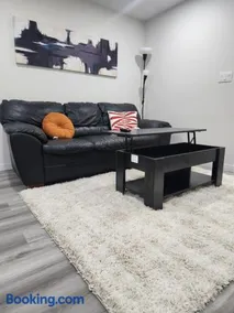 Trendy 2-Bed Oasis Awaits! - Image 2