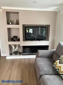 Modern 2 Bed Luxury Cabin Private Gated Estate - Image 3