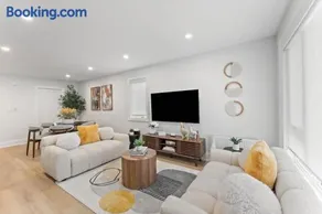 Luxury Deluxe 2 BR - 2 Beds - Stylish - New Build Downtown - Image 1