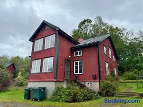 10 Bedroom Workers Villa With Free Parking - Image 1