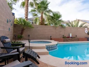 Spotless luxury 5 Bed 3 Bath home with private HEATED saltwater pool & spa, Level 2 EV station 3 King & 3 Queen - Image 2