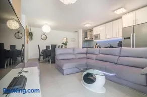 SUN APARTMENT - 3 bedrooms, priv parking, pool, AC, tv channels, fibre net - Image 5