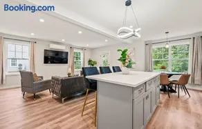 Luxury 5BR Home in Central Bloomfield Spot - Image 5
