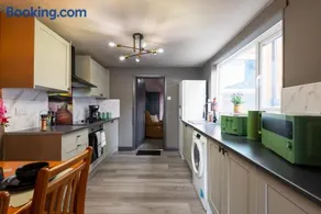 Amen 4 Bedroom Garden Street Parking 2 Bathroom - Perfect for Contractors, Groups - Image 2