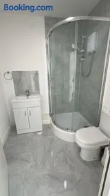 Central 2 Bed Apartment - Free WiFi! - Image 2