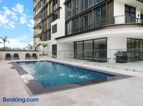 Modern 2BR with City Views & Pool Near Parramatta - Image 2