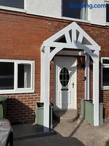 ResiLets - THE NEWLAND Large 5 Bed IDEAL for Contractors Holidaymakers - Image 2