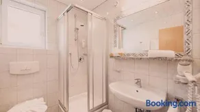 Triple room, shower, toilet - Image 2