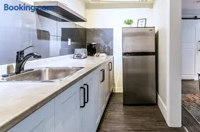 Modern Apartment in a Trendy Neighbourhood - Image 3