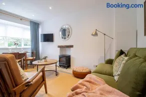 Henry Bell - Cosy 2-bedroom cottage - Image 2