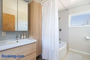 Mid-Century Modern, 3 min drive to Plaza - Image 3