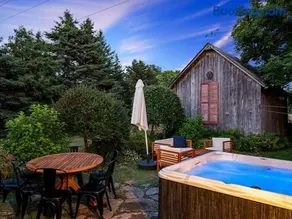 The Gem - Beautiful farmhouse with hot tub - Image 1