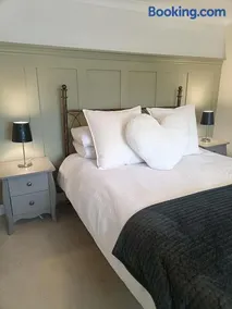 Cloggers Cottage, Harrogate with Free Parking - Image 3
