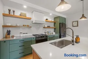 Le Petit Flat - 2 Bed 1 Bath One Level Apartment - Image 1