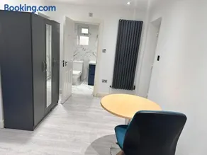 Large Double Bed En-suite Room 20 mins from Heathrow - Image 2