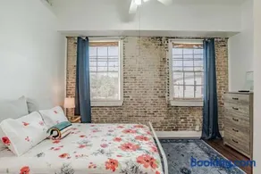 Historic District Apartment Quiet Street Central Location! - Image 3