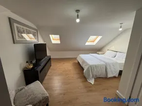 3 Bedrooms House in the Heart of East London - Image 5