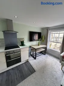 Central Gloucestershire Flat - 1 BR Sleeps 6 - Image 4