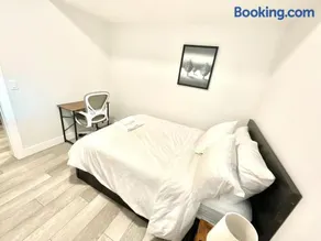 Calgary NW - 2 bedroom suite - 15 min to Airport - Image 1