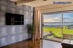 Romantic Seaside Chalet Retreat Solent Breezes - Image 5