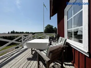 Charming holiday home with views of the landscape and close to Lake Vättern - Image 1