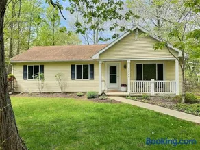 The Sawyer Hideaway - 3BR 2B with Hot Tub & Fire Pit - 5 mins to beach - Image 3