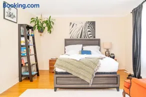 Room in cozy house close to Lawrence Ave, WiFi, parking - Image 1