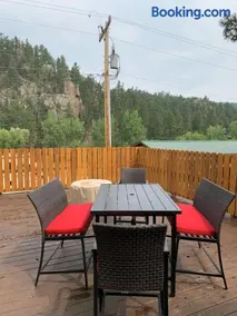 Rock Lodge Complete with Covered Parking - Image 3