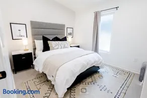 500 HOUSE - Designer 2BR Flat with Private Patio - D - Image 4