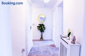 A luxury 2 bedroom apartment with 2 free parking - Image 3
