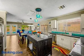 Family Fun 4 bedroom House Close to Everything - Image 1