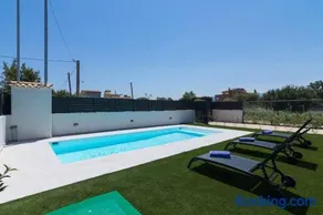 Elegant House with Private Pool - Image 4