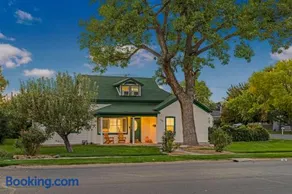 Newly Renovated, Cozy Home - Quiet, Mountain Views - Image 1