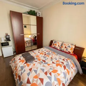 A spacious room in a strategic area - Image 3
