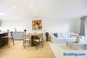 The Den: A Hidden Retreat in Montpellier - Image 2