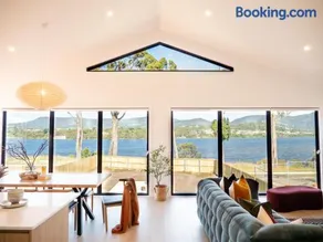 Luxurious Waterfront home in the North of Hobart - Image 1