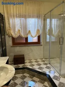 VILLA NEVADA Esclusiva con PISCINA Privata, Il Tuo Angolo di Pace a 5 Minuti dal MARE e 20 Minuti da ROMA - Image 2