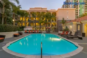 Chic Marina 1-Bedroom & 2-Bedroom - Pool - Hot Tub - Gym - Sauna - Image 4