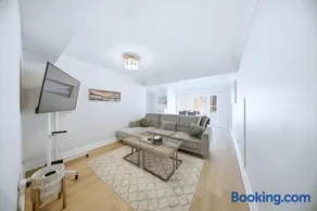 Townhome with Parking Ideal for Longer Stays - Image 2