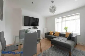 Sleeps 7 a 3 Bed house in Rochester 4 beds - Image 2