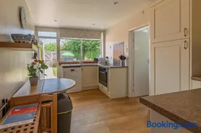 Charming Dog Friendly Cottage with Garden - Image 5