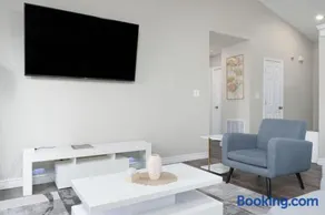 Peaceful Modern Home near Avon - Image 2