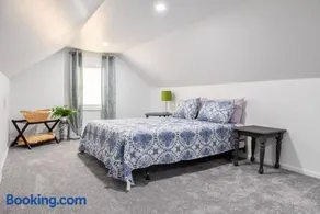 Large 2 Bedroom Great Location Close to Everything - Image 5