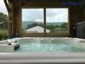 Stunning railway carriage with private hot tub - Image 3